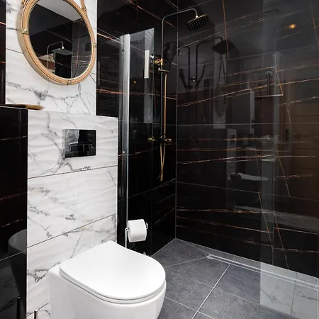 Comfortable House With Bathtub In The Bedroom *