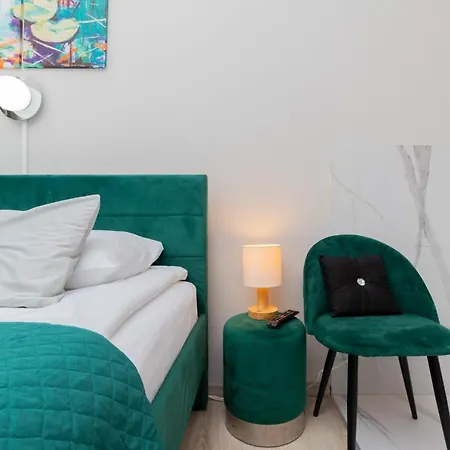 Comfortable House With Bathtub In The Bedroom *