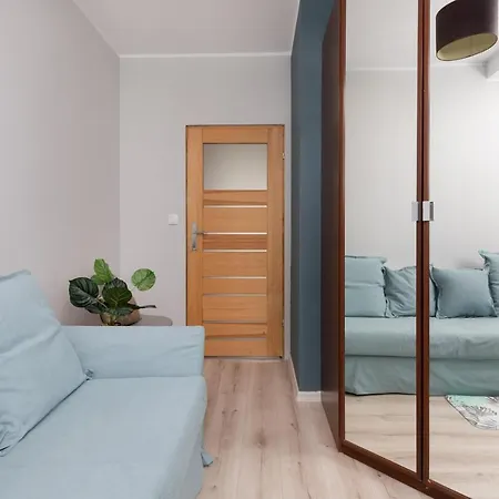 Comfortable House With Bathtub In The Bedroom *